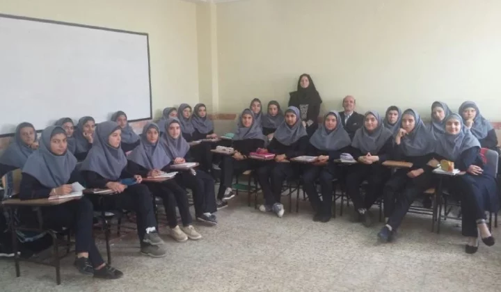 گفت‌وگو با دانش‌آموزان دبیرستان دین و دانش مرند